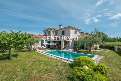 Una bellissima villa mediterranea in vendita, a soli 8 km dalle prime spiagge e dal trambusto della città. La villa si trova in un tranquillo villaggio splendidamente arredato che trasuda pace, tranquillità e i meravigliosi profumi degli uliveti e de...