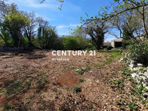 SVETI LOVREC, BUILDING LAND WITH POTENTIAL Building land for sale in a small typical Istrian village not far from Poreč and Rovinj. The total area is 1610 m2. Considering its size and shape, it is possible to build a detached house, a semi-detached h...