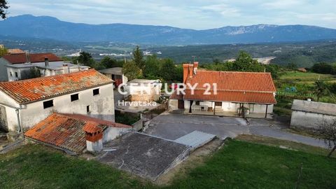 PIĆAN, EIN GROSSES ANWESEN MIT EINEM GROSSEN HOF UND EINER SCHÖNEN AUSSICHTProperty zu verkaufen befindet sich in einem kleinen Dorf nur 5 km von der Stadt Pićno entfernt.Das Anwesen besteht aus zwei Steinhäusern, einer Garage und einem Nebengebäude ...