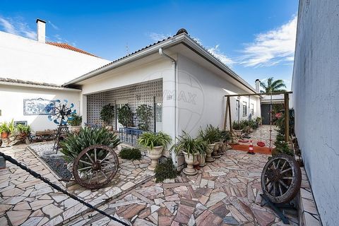 Villa mit 4 Schlafzimmern + Platz für Handel und Land Im Herzen von Ribatejo, 40 Minuten von Lissabon entfernt, (in der Nähe der A13 und A1) im Dorf Marinhais, finden wir diese fantastische Villa, die auf Sie wartet. Einstöckiges Haus der Typologie T...