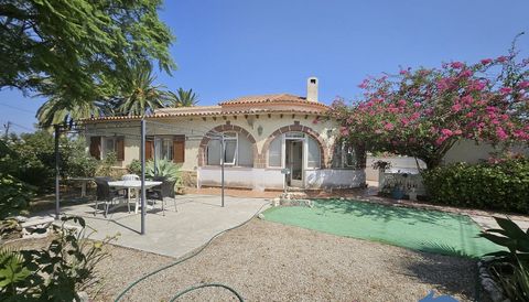 Description of object: This reasonably priced villa with a 650 m² flat corner plot has a communal pool located close to the house. There is also the possibility of creating a private pool on the plot. The entire living space is on one level. In total...