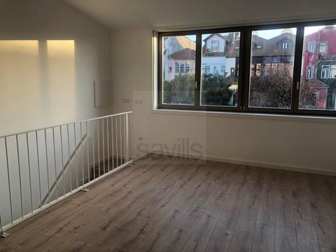 2 bedroom triplex apartment, new, with garden in the center of Porto. On the entrance floor there is 1 hall (4m2) and 1 bedroom supported by 1 complete bathroom, with electric towel rail and closet. Open space living room and kitchen (24m2), fully eq...