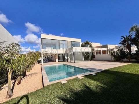 Esta moderna villa de lujo, situada en una tranquila calle sin salida, ofrece una combinación única de estilo, confort y tranquilidad. La propiedad se extiende en dos plantas y se encuentra en una amplia parcela ajardinada con vistas parcialmente ini...