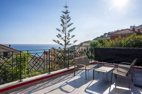 Located in Cap d'Ail, just 200 meters from Monaco, this recently built 83 m2 villa, air-conditioned and furnished, sits on a 383 m2 plot with several terraces and a sea view. Accommodation consists of a living/dining room with an open-plan kitchen, f...