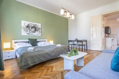 Note: the monthly rent for December, i.e. the period from 01.12. to 31.12.2024, is 2425€ A beautiful apartment in a historic Viennese building from the Biedermeier era, listed as a protected monument in the heart of Vienna. We offer FREE OF CHARGE: ✔...