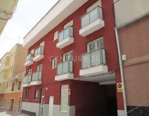 ¿Quieres comprar un local comercial en Sax, Alicante? Excelente oportunidad de adquirir este local comercial ubicado en la localidad de Sax, provincia de Alicante. El local está situado en la planta baja de un edificio residencial de cuatro alturas s...