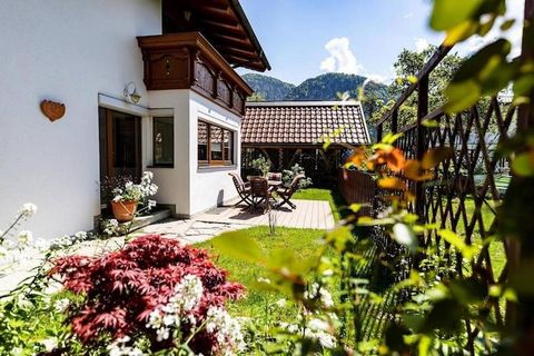 Esta acogedora casa de vacaciones independiente para un máximo de 6 personas con una vista maravillosa de las montañas circundantes se encuentra en Kundl, Tirol, cerca de la estación de esquí Alpbachtal - Wildschönau y la estación de esquí y senderis...