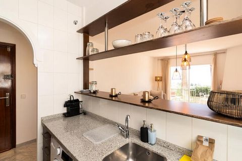 „Willkommen in unserer charmanten Ferienwohnung in Mijas Costa! Dieses geräumige Apartment mit 2 Schlafzimmern bietet Platz für bis zu 4 Personen, verteilt auf 83 m² komfortabler Wohnfläche. Genießen Sie die mediterrane Brise auf der 5 m² großen Terr...