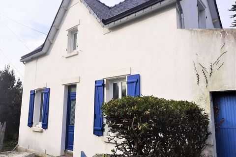 This pretty charming house of around 75m² for 6 people, completely renovated, is located around 400 meters from the town center of Quiberon and 600 meters from the Grande Plage de Quiberon. It includes: - an entrance, - a fitted and equipped open kit...