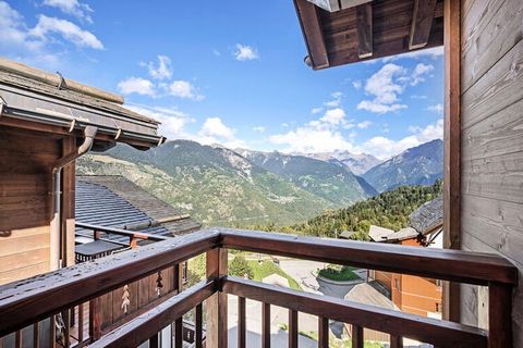 COURCHEVEL La Tania Het appartement Rocher Blanc A2 verwelkomt u in het hart van het dorp La Tania, aan de voet van de pistes. Uitgerust voor 2 volwassenen en 2 kinderen. REGELING - Woonkamer met toegang tot het balkon - Decoratieve kachel - Open ing...