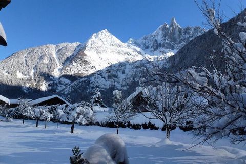 Questo affascinante mazot di 35 m² offre un rifugio accogliente per un massimo di 3 persone. Disposto su due livelli, è dotato di zona giorno con zona pranzo, salotto con stufa a legna, TV e lettore DVD. La cucina a vista è ben attrezzata con piano c...