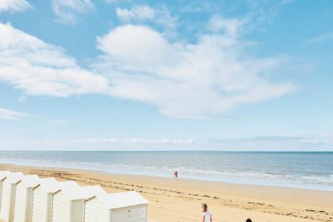 Kennen Sie Saint Jean de Monts? Saint Jean de Monts ist ein angenehmer Badeort in der Vendée, der für seine großen Sandstrände bekannt ist. Es ist der ideale Ort für einen Urlaub mit der Familie oder Freunden. Lebendiger und dynamischer Ferienort. Ge...