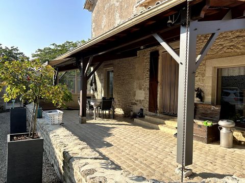 Vous rêvez d'espace, de nature et de projets ? A Azay-Le-Brûlé, cette authentique maison ancienne de 166 m2 vous ouvre ses portes au coeur d'un cadre paisible et verdoyant. Avec ses dépendances, son vaste terrain de 2155 m2 environ et deux par...