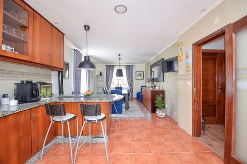 We present this fantastic 5 bedroom house located in the quiet area of Serra Chã, Caneças, just 20 minutes from Lisbon, with excellent road access and close to the renowned Colégio Montemaior. With architecture designed for comfort and well-being, th...