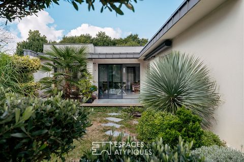 EXCLUSIVITE ESPACES ATYPIQUES A Ploeren, au calme d'une impasse, sur une parcelle de 530 m2, cette maison de 144 m2 est une invitation à la sérénité. Son architecture contemporaine, en parfaite harmonie avec la végétation extérieure, en fait un lieu ...