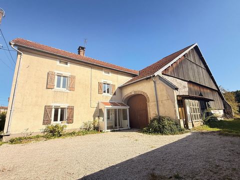 Maison ancienne de 150 m2, 5 ch, dépendance, terrain de 3874 m2.