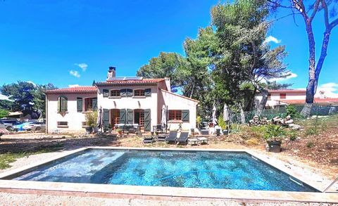 Maison T7 de 240m2 au sol avec grande piscine et jardin de 1100m2