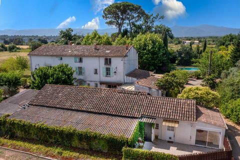 Bastide provençale de 335 m² avec annexes et piscine