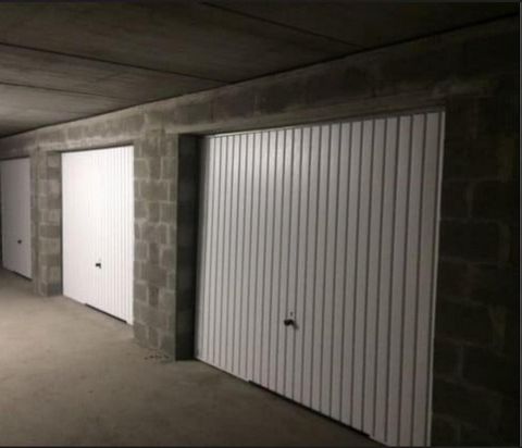 A VENDRE : BOX 13m2 - FREJUS - LE LAGON BLEU