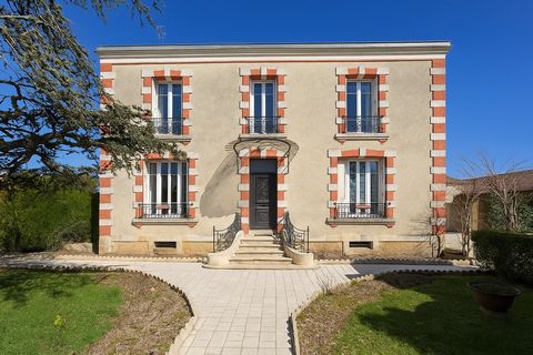 Élégante Maison de Village avec Deux Logements Supplémentaires, Dépendances et Jardin Clos