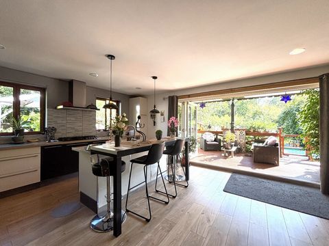 Charmante maison contemporaine avec jardin clos et bassin, à distance de marche des commerces et restaurants