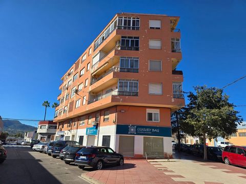 Ruim appartement met 4 slaapkamers te koop in Sax – volledig gemeubileerd en goed onderhouden Met trots presenteren wij dit mooie, goed onderhouden appartement van 90 m² met 4 slaapkamers, gelegen op de tweede verdieping van een vriendelijk wooncompl...