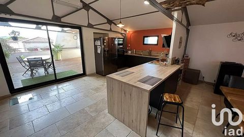 iad France - Julien Escourrou vous propose: À Castelnau-d’Aude, superbe maison de village rénovée, issue d’une ancienne cave vigneronne sur 3 niveaux. De plain-pied : vaste pièce de vie lumineuse avec cuisine équipée, salle à manger, salon, 4 chambre...