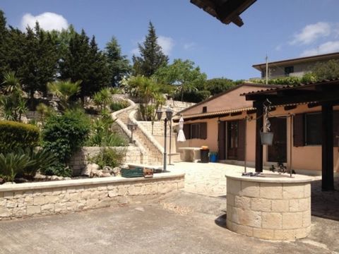 Detached villa, free on 4 sides, ready to be moved into with no need of any works to be done. The property is located on a hill rock with bright and open view over the countryside, the river and over Modica. Detached villa, free on 4 sides, ready to ...