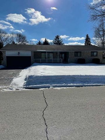Detached 3 Bedroom 2 Bathroom 4 Car Parking With Hardwood Floors, Primary Bedroom With Walk-In Closet 3-Pc Ensuite. And Stoned Front Raised Bungalow On A Huge 90X150 Foot Lot In Bramalea Woods. Large Covered Porch, Beveled Glass Front Door, Foyer Wit...