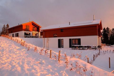 Cette villa luxueuze, moderne et indépendante est située dans le magnifique parc de vacances Ferienpark Winterberg. Il se trouve à environ 500 m du domaine skiable et à environ 1 km du centre-ville chaleureux de Winterberg. La villa est confortable, ...