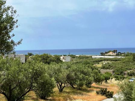 Lagada-Makry Gialos Appezzamento di terreno a Lagada a soli 300 metri dal mare e dalla spiaggia. La trama è 1000m2 all'interno del piano del villaggio. Può costruire fino a 400 m2 di casa. La zona di Lagada è una bellissima spiaggia a soli 2 km da Ma...