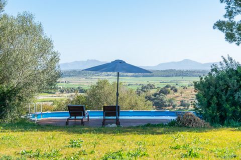 Beautiful country house in Llubí with idyllic views of the mountains and a private pool, ideal for relaxing with your partner. The exteriors of this property are perfect for disconnecting and pampering yourself with your partner. The star is undoubte...
