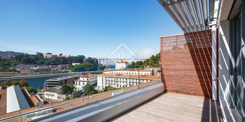 This T3 duplex penthouse features a fantastic terrace overlooking the Douro River, passage to the living room and kitchen, as well as another terrace with a swimming pool on the top floor. The Quinto Porto Condominium, inserted in the parish of Massa...