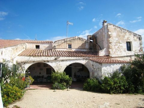 Farm dedicated to the production of cow's milk. The main house has two floors with a total 338 m2. The arrangement includes several rooms and bedrooms around a central courtyard. The old cattle shed and barns with 456 m2 are not currently used althou...