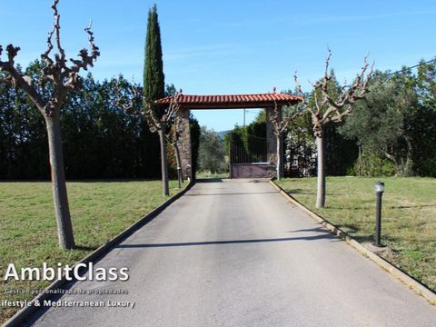 Exceptional almost flat farm with perimeter closure. The house very comfortable almost all on one floor and with a total of 420m2 and the plot of 33.000 m2 with fruit trees with automatic irrigation and large esplanades ideal for horses, 2 water well...