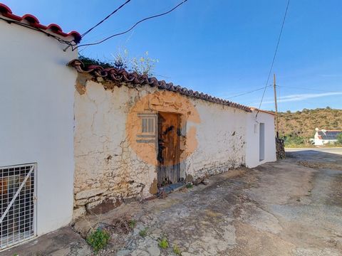 House to renovate for sale in the village of Fortes. House located in the center of the village of Fortes, consisting of 1 room. Ask us for more information or schedule a visit. Casas do Sotavento is a family business, recognized in the country and a...