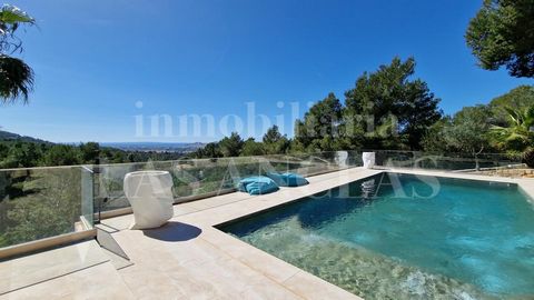 This beautiful luxury villa with its light-flooded, very modern architecture guarantees living in the highest comfort.   Quietly located in a guarded urbanisation and with magnificent views to the sea and the old town of Dalt Vila, all rooms offer a ...