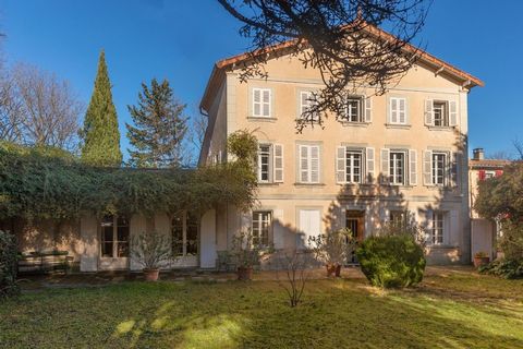 Charming mansion with farm for sale in the Vaucluse, near Mont Ventoux, on landscaped grounds. This property in Carpentras offers many possibilities for development and could adapt to different projects. Indeed, it consists of a main part: the bastid...