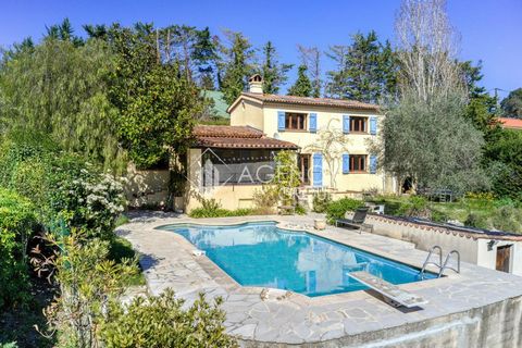SOLE AGENT - Vallauris - Close to amenities, in a quiet residential area, Provençal villa of approximately 134sqm², built on 1120sqm² of land with a swimming pool. On the main living level, 1 living room open to the outside, 1 kitchen, 1 en-suite bed...
