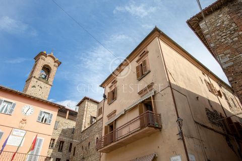Between Umbria and Tuscany, in the historic center of a beautiful village stands this prestigious palace with balcony. The palace of historical origin is partly an 