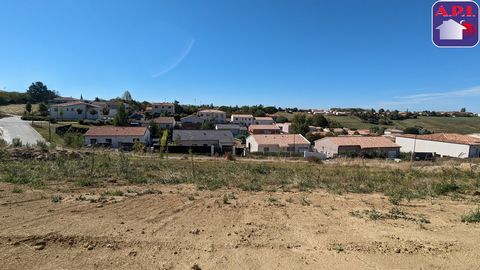 LAND 1000m² NAILLOUX On the heights of a subdivision at the entrance to the village of Nailloux, all amenities within walking distance (schools, shops, health services, etc.). South-West facing with a slope of approximately 20%, this 964m² plot of la...