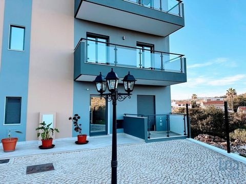 Fantástico apartamento T2 novo mobilado de rés-do-chão com elevador, amplo terraço e garagem, para venda no centro de Loulé no Algarve. Este apartamento de 87 m² é composto por uma sala de estar - jantar, uma cozinha totalmente equipada, dois quartos...