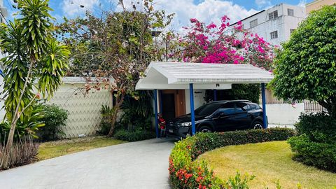 Excellent house / local ideal for high traffic street business, can be for restauante, franchise, dealer or any other type of business, carca of the new national supermarket of small road 3 blocks from the siren, commercial area and very safe Feature...