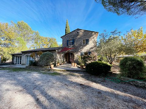 Provencal style property in a quiet, wooded environment of approximately 10,000 m2. Lots of charm for this beautiful building of approximately 230 m2 on 2 levels, 5 bedrooms, a living room with glass roof, large equipped kitchen, very bright...you wi...