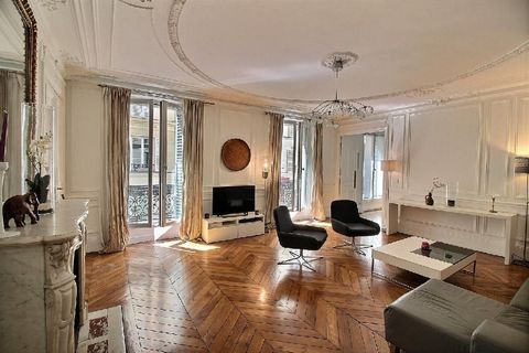Appartement luxueux, spacieux et délicatement décoré de 120m2, situé au cœur du 9ème arrondissement.
