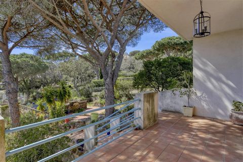 Summary House to renovate is ideally situated in a private domain, in the heart of Gigaro, after Brigantine, just 4 minutes walk from the beach. Facing south, the house boasts plenty of light and generous volumes, with a living area of 155 sqm, it fe...