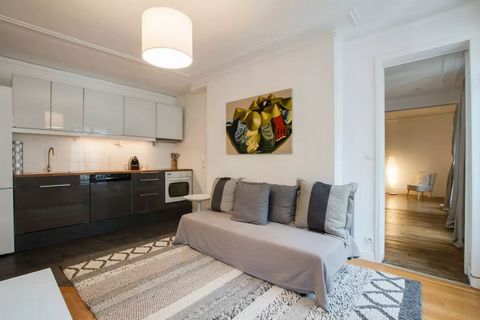 Charming apartment in the 10th district of Paris, Canal Saint Martin - République area. Located rue des Vinaigriers. With a surface of 60m2, the apartment is decorated with taste. The spacious and bright living room overlooks the courtyard. On the 5t...