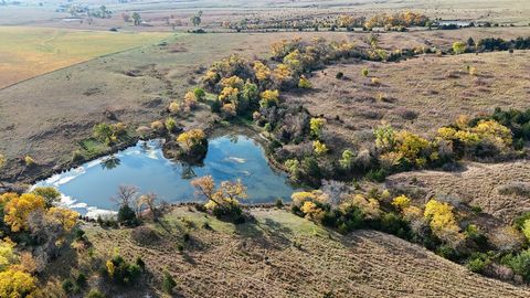 The property consists of around 305 acres of native grass pasture in the northern part of Washington County Kansas, which is well-suited for grazing cattle and hunting. Land Native grasses are typically hardy and well-adapted to the local climate. Th...