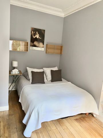This traditional Haussmann building is located by the Jardin des Plantes in the Latin Quarter, a safe and friendly district of Paris. This classic apartment has the great advantage of having 3-bedrooms, making it ideal for a family or group of friend...