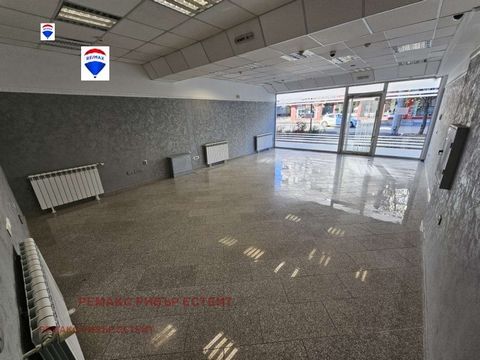 RE/MAX River Estate offers you an EXCLUSIVE commercial space at a TOP location. The property has a large face and consists of a commercial hall, a bathroom and a warehouse. The premise is after total repair, walls with sand plaster, suspended ceiling...